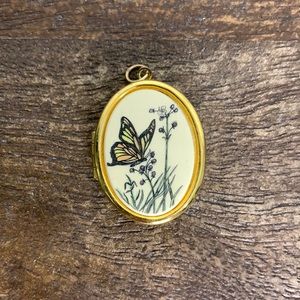 VTG Cream Enamel Gold Tone Locket Pendant with Butterfly
